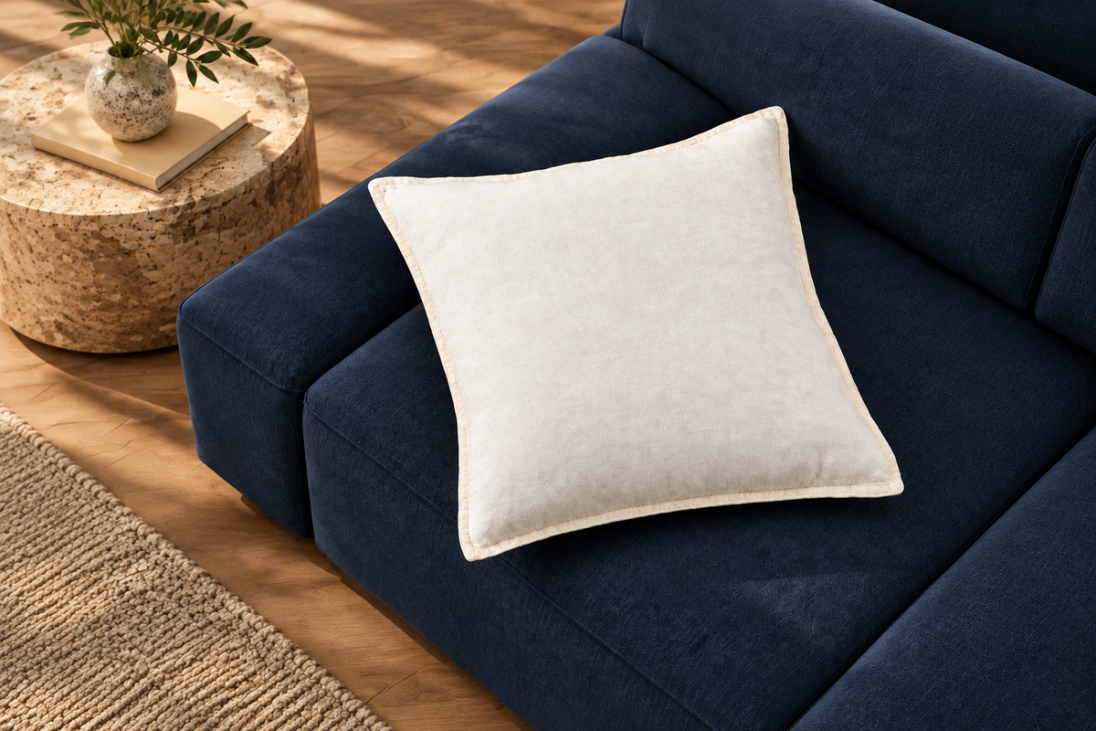 Immagine rettangolare di lusso con divano blu