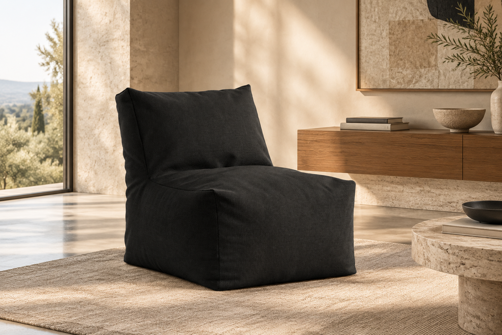 Poltrona nera in un ambiente di design italiano