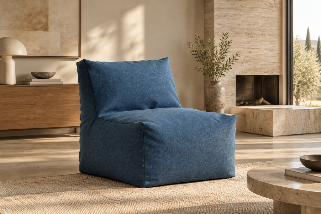 Poltrona blu in un ambiente di design italiano