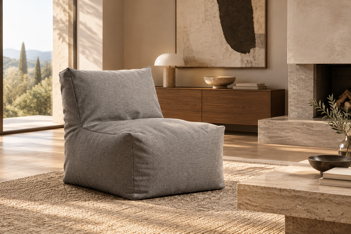 Poltrona grigia in un ambiente di design italiano