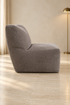Poltrona di profilo in un ambiente elegante