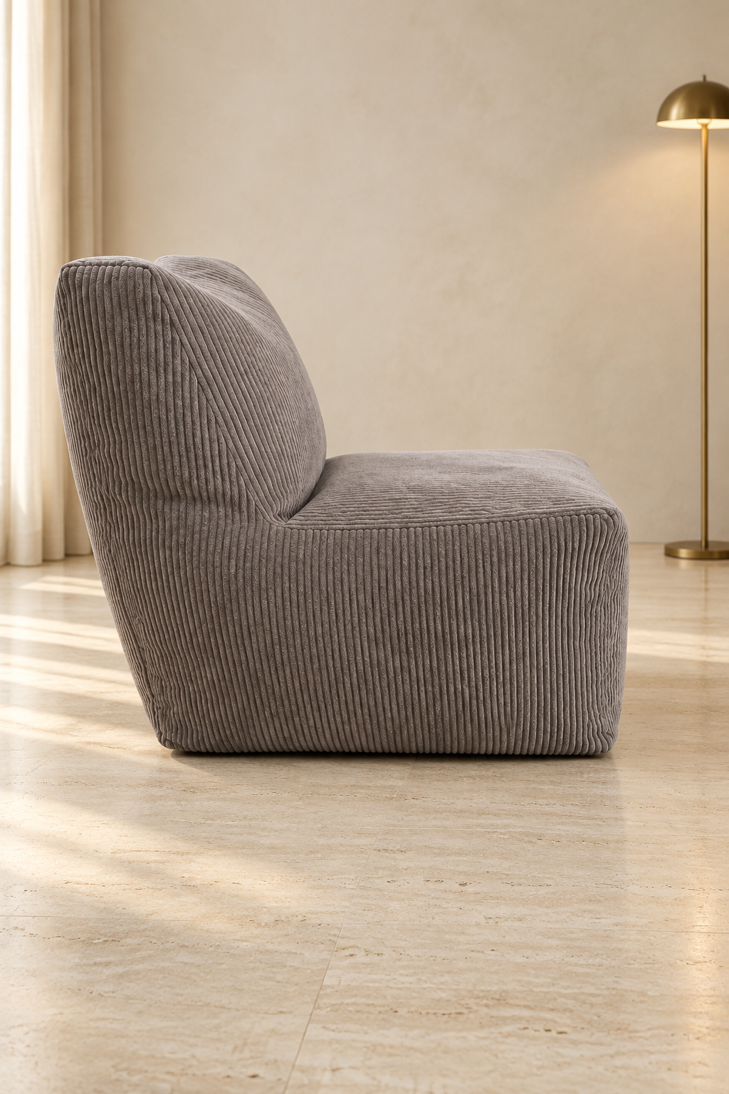 Poltrona di profilo in un ambiente elegante