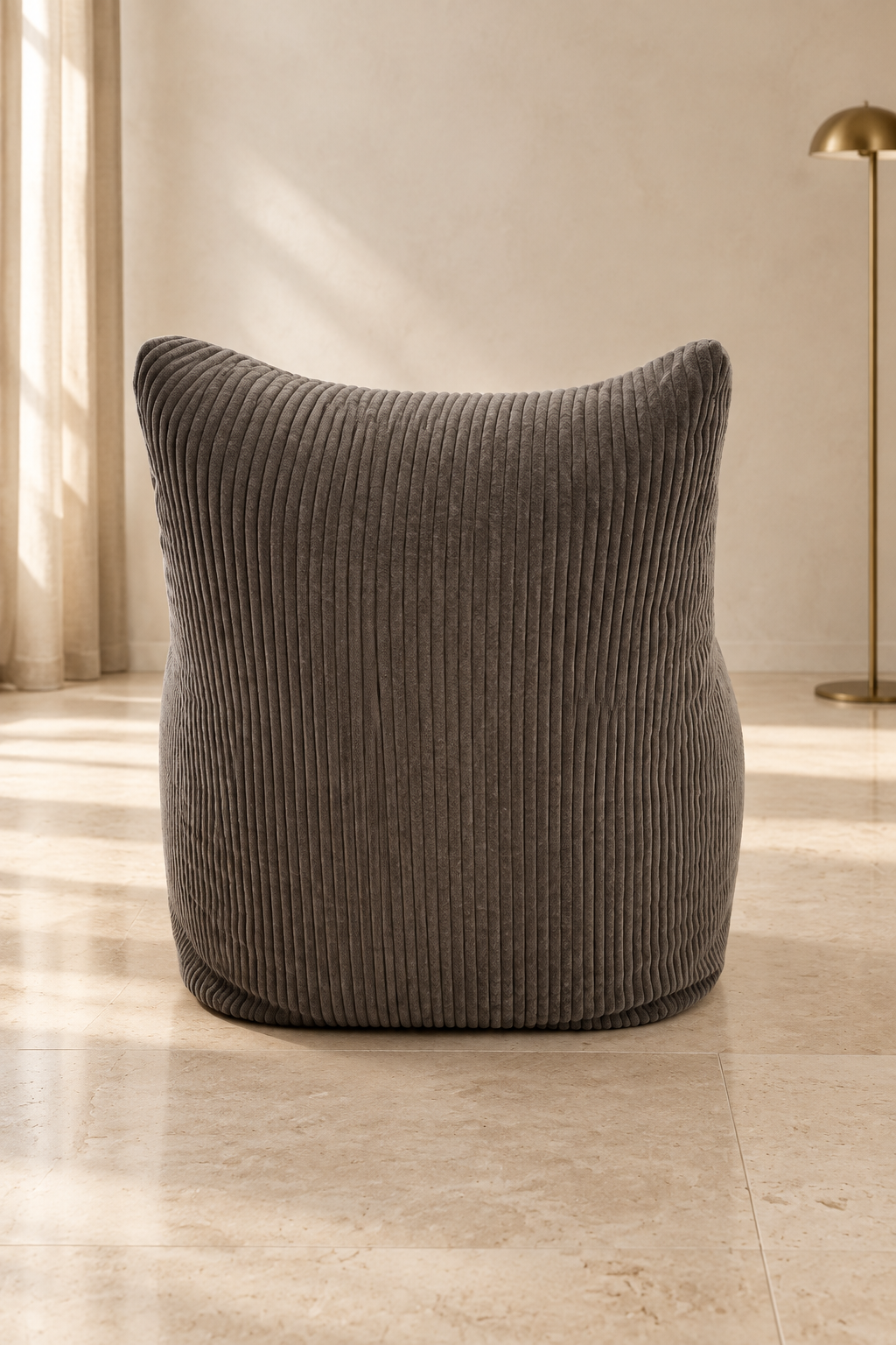Poltrona vista da dietro in un ambiente elegante