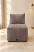 Poltrona vista davanti in un ambiente elegante