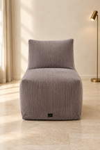 Poltrona vista davanti in un ambiente elegante